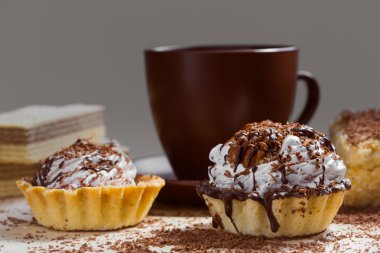 Fincan kahve ve kek bir tablo