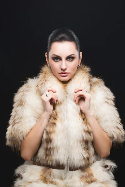 Portrait of beautiful girl in furs, rings — Stock Photo, Image