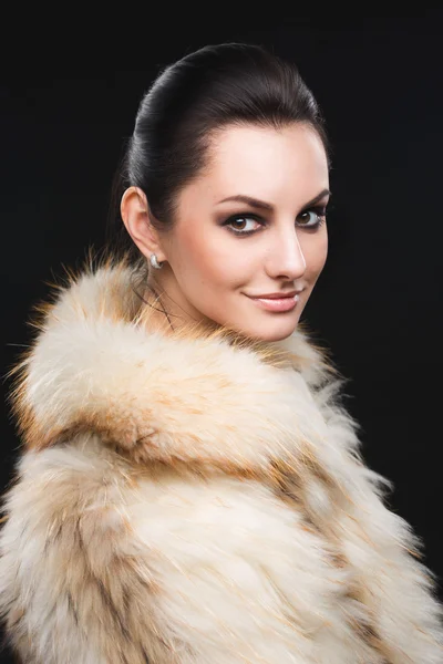 Ritratto di bella ragazza in pelliccia, anelli — Foto Stock