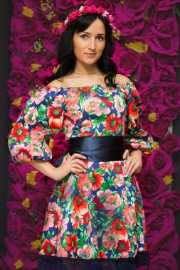 renkli elbise genç güzel kadın modeli