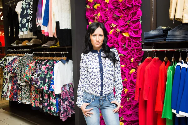 Mulher bonita compras na loja de roupas — Fotografia de Stock