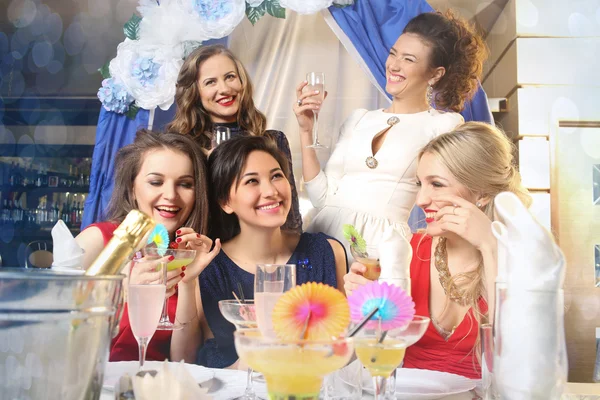 Ragazze clinking bicchieri di cocktail alla festa — Foto Stock