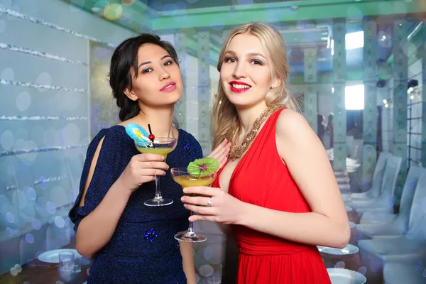 Ragazze clinking bicchieri di cocktail alla festa — Foto Stock