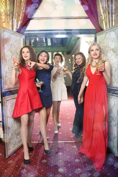 Девушки звонят бокалы с коктейлями на вечеринке — стоковое фото