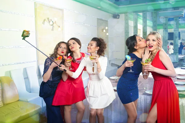 Girls clinking glasses of cocktails at the party — Stock Photo, Image