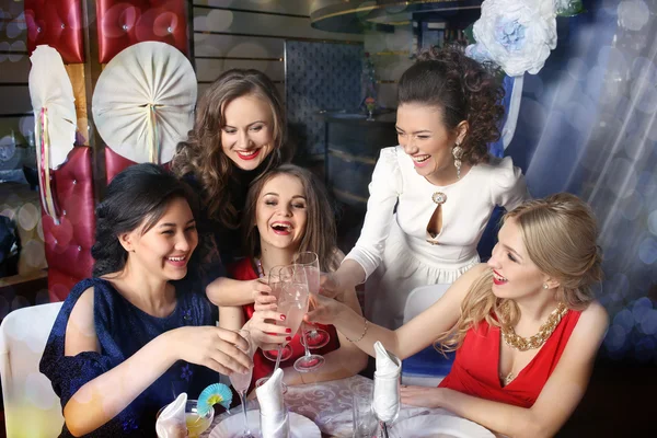 Mädchen klirren bei der Party mit Cocktails — Stockfoto