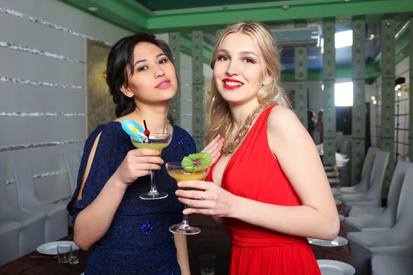 Mädchen klirren bei der Party mit Cocktails — Stockfoto