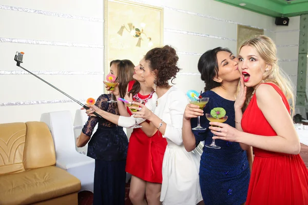 Meninas batendo copos de coquetéis na festa — Fotografia de Stock
