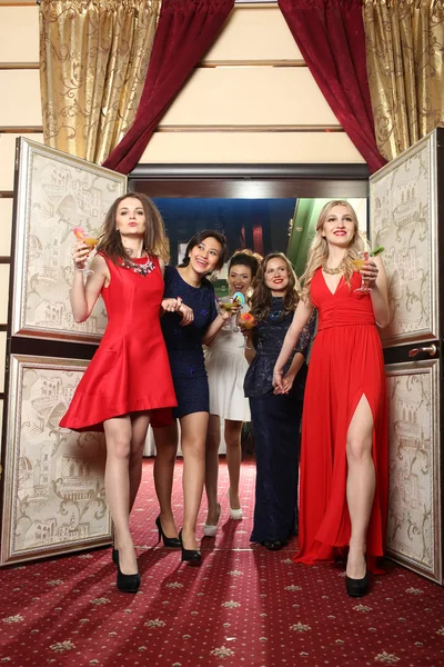 Ragazze clinking bicchieri di cocktail alla festa — Foto Stock