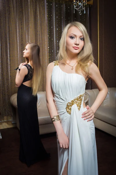 Meninas de luxo em vestidos de noite em belos cenários — Fotografia de Stock