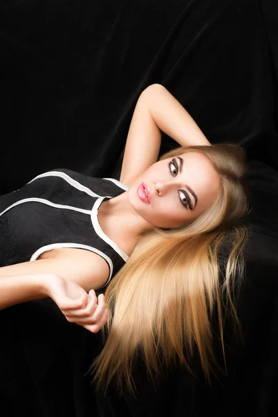 Charming young woman with beautiful blonde hair lying. — Stock Photo, Image