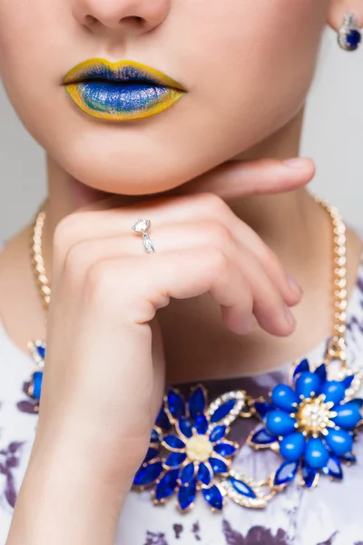 Fashion Yellow, Blue Sexy Lips și Closeup. Conceptul de make up . — Fotografie, imagine de stoc