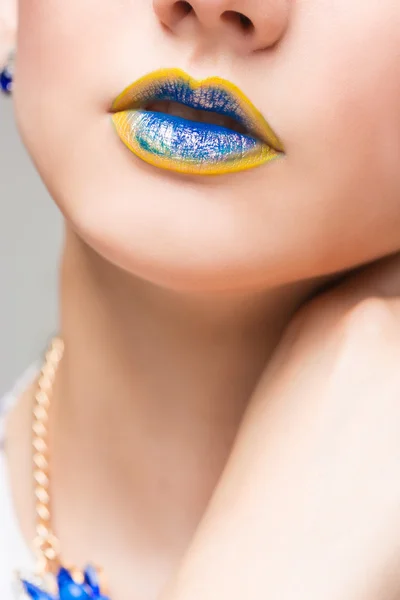 ファッションの黄色、青のセクシーな唇とクローズ アップ。コンセプトを構成します。. — ストック写真