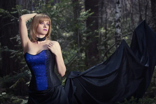 Witch flicka i skogen — Stockfoto