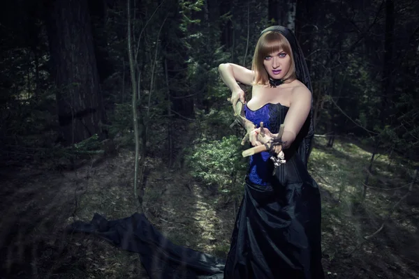 Chica bruja en el bosque — Foto de Stock