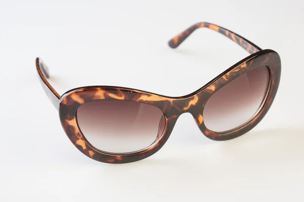 Солнечные очки белый фон — стоковое фото