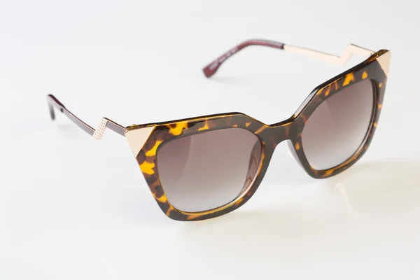 Солнечные очки белый фон — стоковое фото