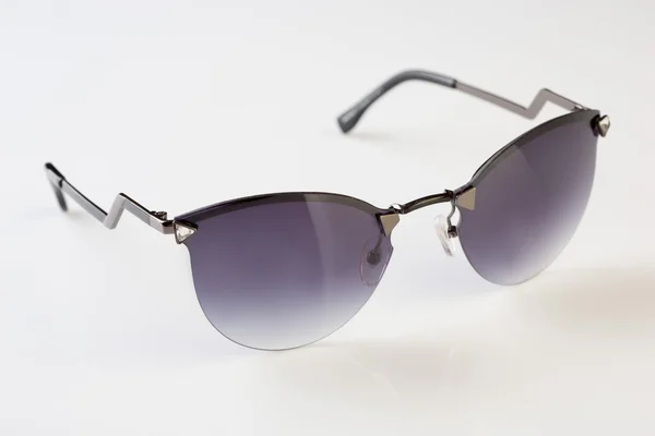 Solglasögon vit bakgrund — Stockfoto