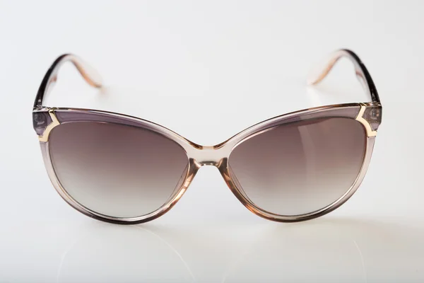Solglasögon vit bakgrund — Stockfoto