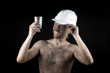 Mutlu kirli işçisi kask içinde.