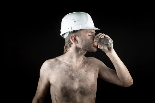 Irritado trabalhando em um capacete sujo — Fotografia de Stock