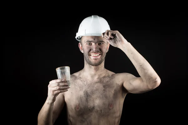 Щасливий брудний працівник у шоломі . — стокове фото