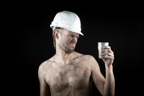 Arrabbiato lavorando in un casco sporco — Foto Stock