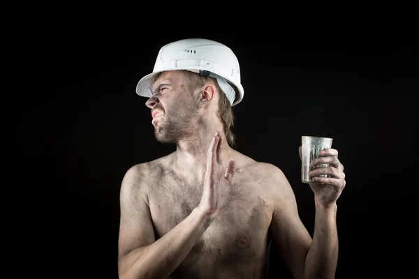 Irritado trabalhando em um capacete sujo — Fotografia de Stock