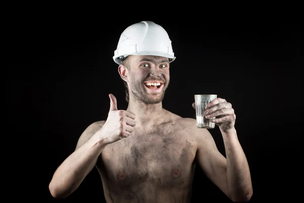 Trabajador sucio feliz en casco . —  Fotos de Stock