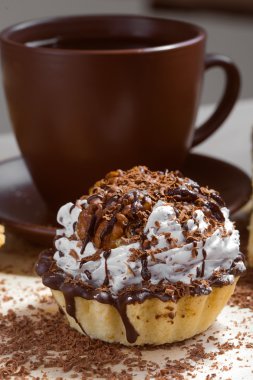 Fincan kahve ve kek bir tablo