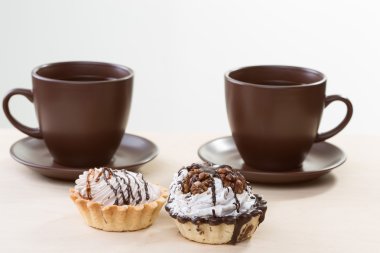 Fincan kahve ve kek bir tablo