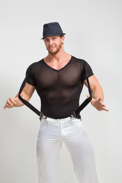 Retrato de homem musculoso em camiseta cinza e chapéu — Fotografia de Stock