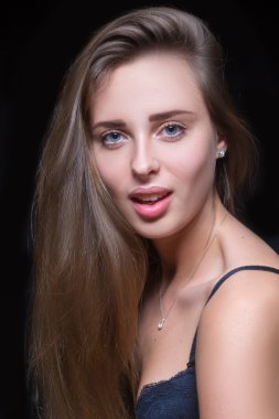 Sarışın, güzel bir kadın..