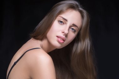 Sarışın, güzel bir kadın..