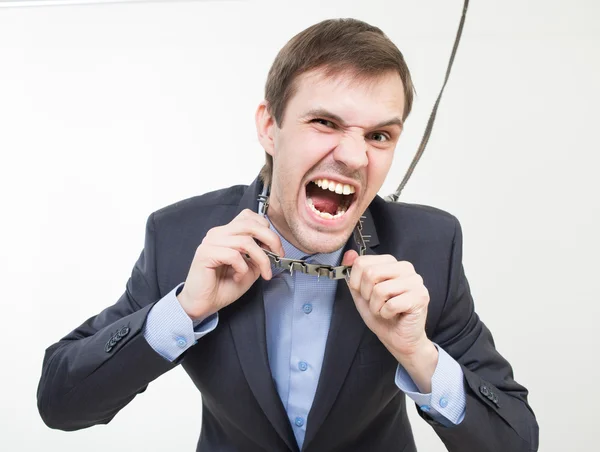 首輪と鎖に怒っているビジネスマン. — ストック写真