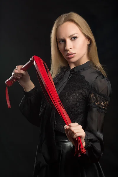 Krásná žena v kousání červené bič — Stock fotografie
