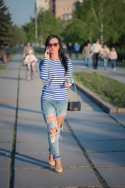 전화 통화 하는 여자. 도시의 거리를 통해 서 산책 — 스톡 사진