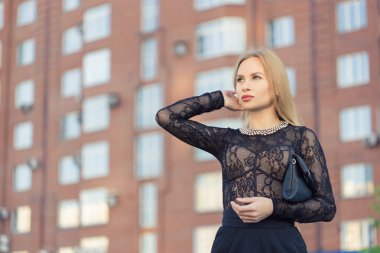 Bina arka plan üzerinde duran kız ve tuşu tutmakta.