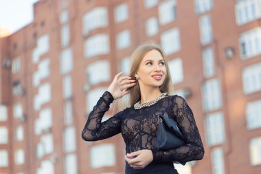 Bina arka plan üzerinde duran kız ve tuşu tutmakta.