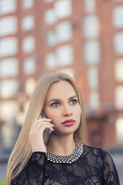 Mujer de negocios hablando de teléfono celular en la calle —  Fotos de Stock