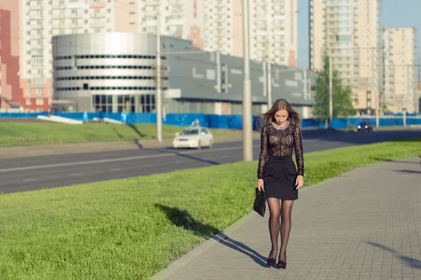 Menina com cabelos longos posando nas ruas da cidade — Fotografia de Stock