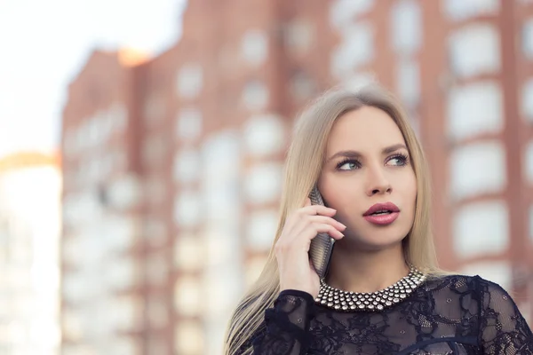 Geschäftsfrau spricht Handy auf der Straße — Stockfoto