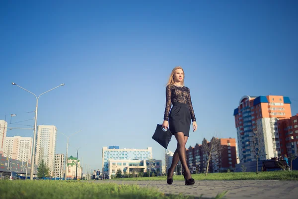 Girl with long hair posing in the city streets — Stock Photo, Image