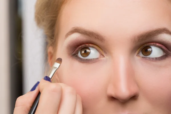 Girl applied make-up on her eyes — Stock Photo, Image