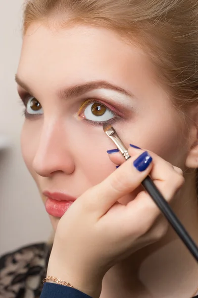 Fille appliqué maquillage sur ses yeux — Photo