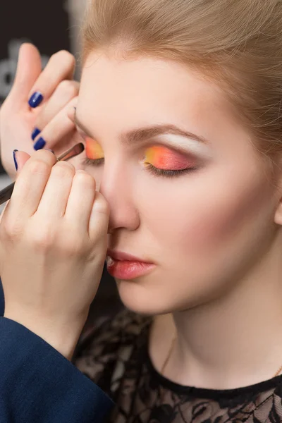 Chica aplicada maquillaje en sus ojos —  Fotos de Stock