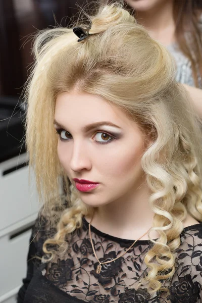 Жінка-перукар робить зачіску дівчина в салоні краси — стокове фото