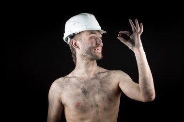 Mutlu kirli işçisi kask içinde. değerli taş, 