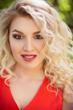 güzel kadının açık fotoğraf. kıvırcık saçları beyaz