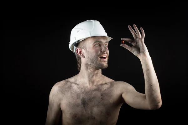 Feliz trabajador sucio con casco. Piedra preciosa , —  Fotos de Stock